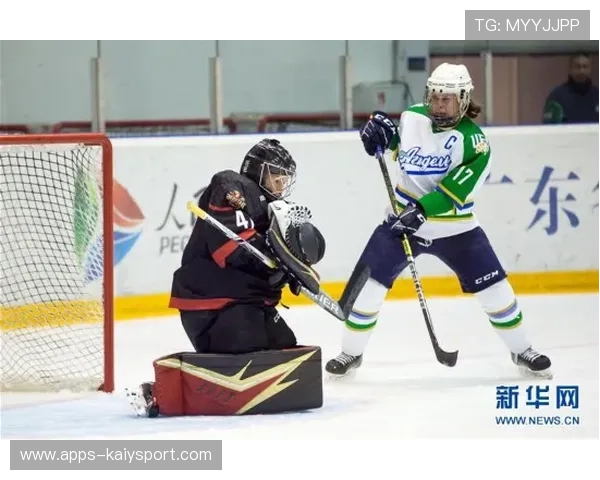 冰球守门员“蝙蝠式”飞扑救险震撼全场 冰球守门员“蝙蝠式”飞扑救险震撼全场